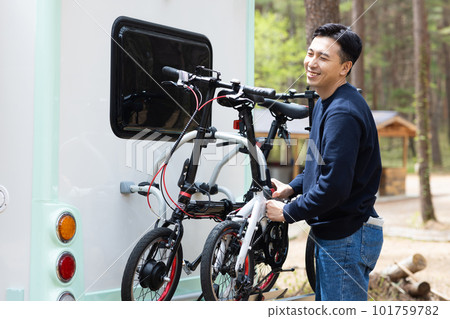 露營車裡的自行車 101759782