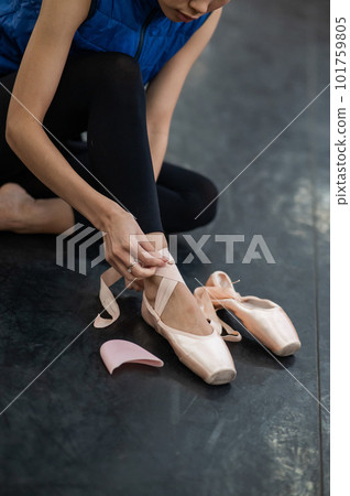 A faceless woman puts on pointe shoes. Close-up of ballerina's legs. A faceless woman puts on pointe shoes. Close-up of ballerina's legs. 101759805