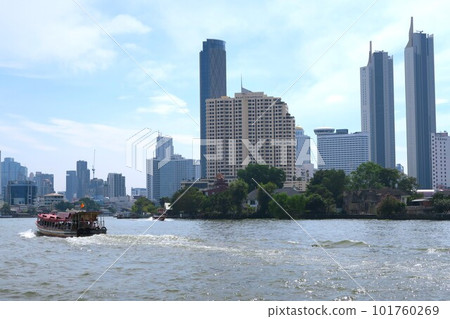 穿越湄南河的班輪 101760269