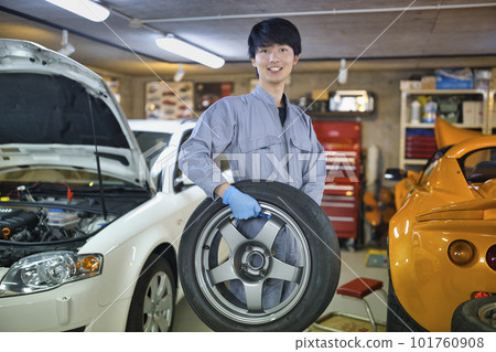 Auto mechanic working in a factory 101760908