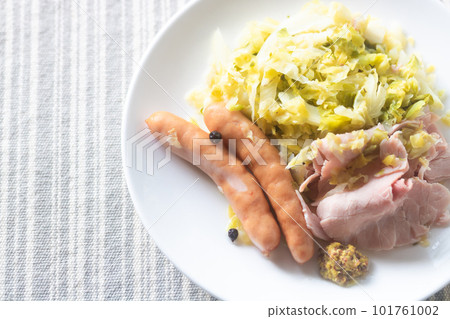 Choucroute，來自法國阿爾薩斯地區的當地菜餚 101761002