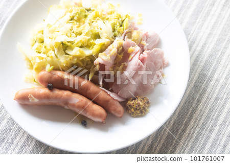 Choucroute,來自法國阿爾薩斯地區的當地菜餚 Choucroute,來自法國阿爾薩斯地區的當地菜餚 101761007