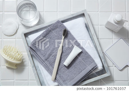 A toothbrush with a mini tube decorated on towels with mirror, pump bottle, glass of water, cotton pads and scalp massage brush. Aloe vera (Aloe barbadensis miller) is effective in treating gingivitis A toothbrush with a mini tube decorated on towels with mirror, pump bottle, glass of water, cotton pads and scalp massage brush. Aloe vera (Aloe barbadensis miller) is effective in treating gingivitis 101761037