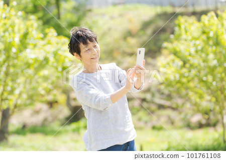 Portrait of senior woman with smartphone 101761108