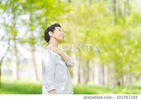一位高級女性在清新的綠色公園裡放鬆的形象 101761193