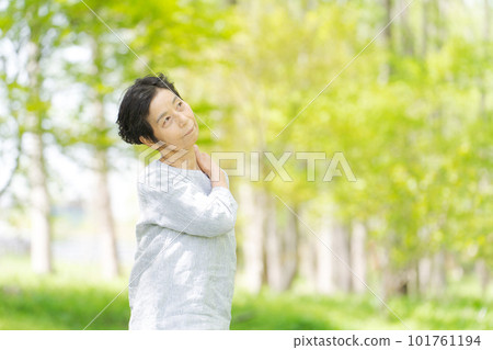 一位高級女性在清新的綠色公園裡放鬆的形象 一位高級女性在清新的綠色公園裡放鬆的形象 101761194