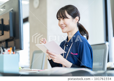 Caregiver, care worker, medical office worker, woman, office worker who talks to users remotely 101761554