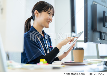 護理人員、護理員、醫療辦公室工作人員、女性、遠程與用戶交談的辦公室工作人員 101761557