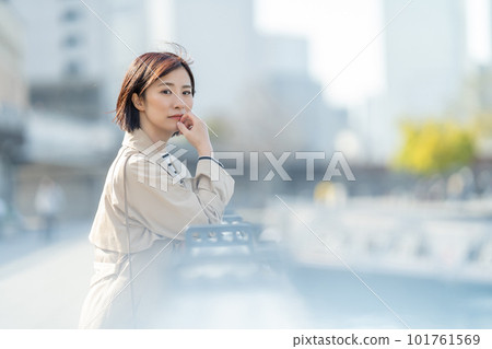 穿大衣的女人等待見面的女人一臉倦容的女人 101761569