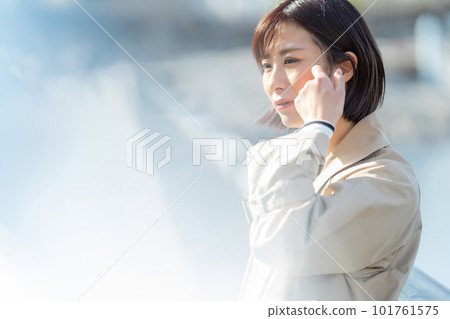 穿大衣的女人等待見面的女人一臉倦容的女人 穿大衣的女人等待見面的女人一臉倦容的女人 101761575