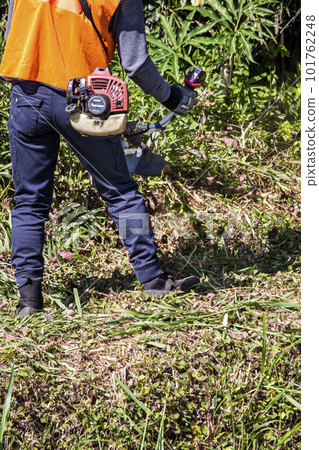 男園丁用電動割草機修剪雜草 101762248