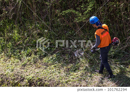 男園丁用電動割草機修剪雜草 101762294