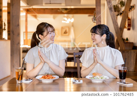 亞洲年輕女性在咖啡館、餐廳吃午飯時聊天 101762485