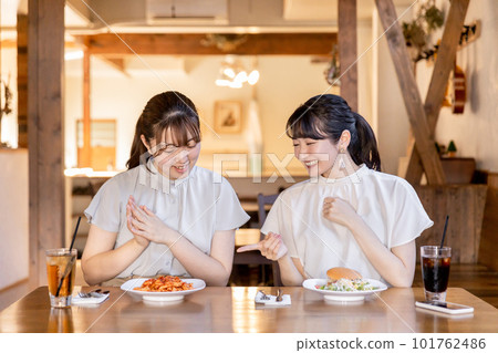 亞洲年輕女性在咖啡館、餐廳吃午飯時聊天 101762486