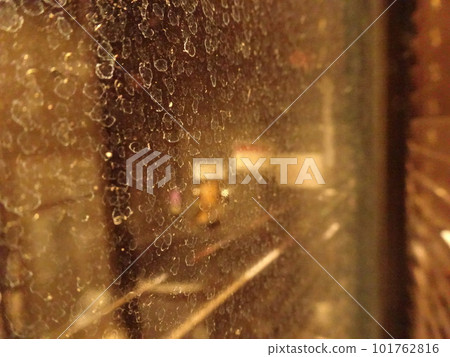 浴室裡的水垢 窗戶玻璃上有很多白色水垢的照片 浴室裡的水垢 窗戶玻璃上有很多白色水垢的照片 101762816