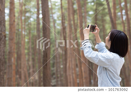 在露營地拍照的女人 101763092