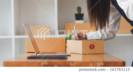 Small businesses SME owners female entrepreneurs check online orders to prepare to pack the boxes, sell to customers, sme business ideas online Small businesses SME owners female entrepreneurs check online orders to prepare to pack the boxes, sell to customers, sme business ideas online 101763115