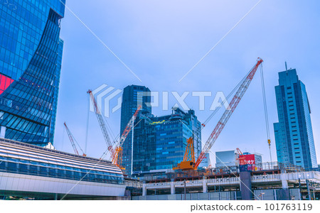 東京都市風景在日本夏日。澀谷站重建。大吊車再次右轉=4月20日 101763119