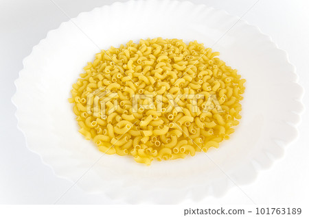 通心粉配幹意大利面放在盤子裡 101763189
