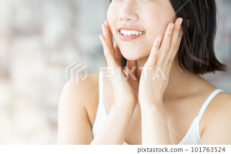 A young woman doing skin care 101763524