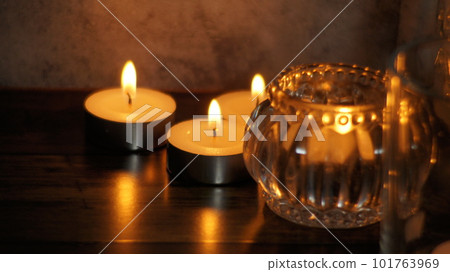 蠟燭在桌子上 101763969