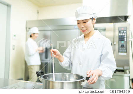 在廚房做飯的女廚師 101764369