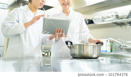 邊看平板邊做飯的女人 101764376