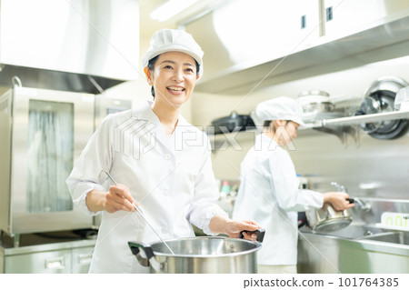 Chef female kitchen 101764385