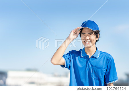 運送包裹的年輕男快遞員 101764524