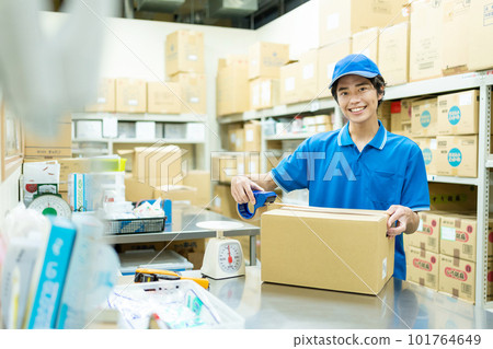 Young man packing in warehouse 101764649