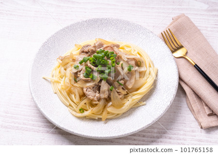 Japanese-style pasta with pork and onions 101765158