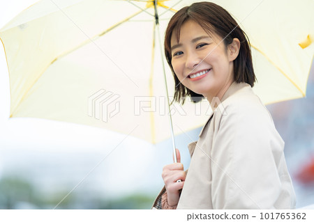 下雨天打傘的女人 雨中行走的女人 雨中微笑行走的女人 101765362