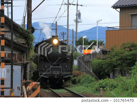 一輛蒸汽機車經過大井川鐵道上的一排民宅 一輛蒸汽機車經過大井川鐵道上的一排民宅 101765470