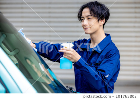 man cleaning the car 101765802