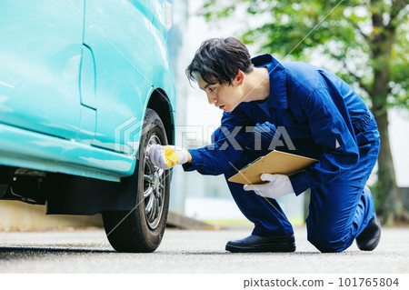 檢查汽車的人 101765804