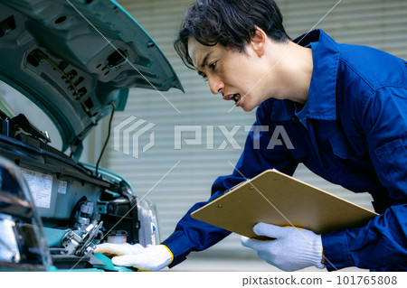 man inspecting a car 101765808