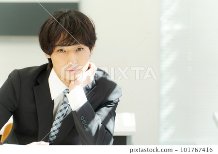 Men in their 20s in suit 101767416