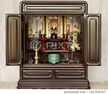 小壇上陳列的真宗大谷宗（東本願寺）佛具 市內追悼會形象 1 101768367