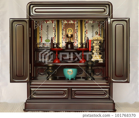 小佛壇上展示的淨土真宗本願寺（西本願寺）的佛具 圖 4 101768370