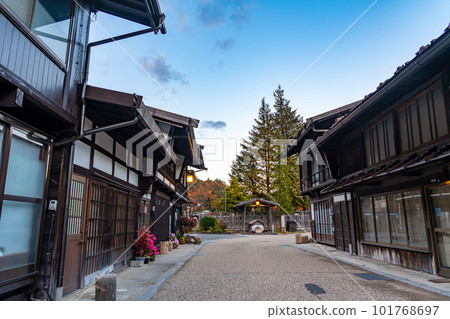 Shiojiri City, Nagano Prefecture Kagome Te in the townscape of Narai-juku in the evening when autumn leaves are beautiful Shiojiri City, Nagano Prefecture Kagome Te in the townscape of Narai-juku in the evening when autumn leaves are beautiful 101768697