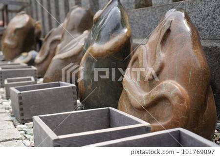 Stone snake statue and offering box (Kinjamizu Shrine, Iwanuma City, Miyagi Prefecture) 101769097