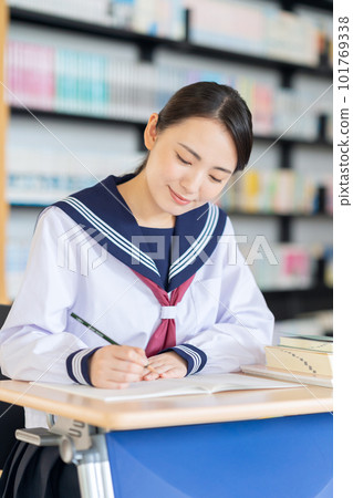 A high school girl studying in the library Photography cooperation: Chuo College of Technology Japanese Language School 101769338