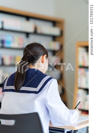 A high school girl studying in the library Photography cooperation: Chuo College of Technology Japanese Language School 101769351