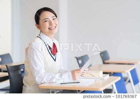 Body parts of a high school girl studying in a classroom using a tablet Photography cooperation: Japanese Language School Attached to Chuo College of Technology 101769367