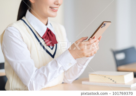 使用智能手機在教室學習的女高中生攝影合作：中央工業大學附屬日本語學校 101769370