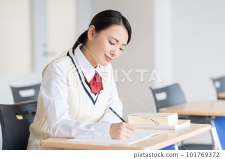 在教室學習的女高中生攝影合作：中央工業大學日本語學校 101769372