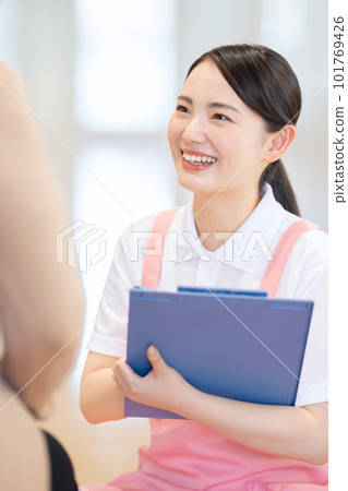 Female caregiver taking care of seniors in the corridor of a nursing home Photography cooperation: Chuo College of Technology Attached Japanese Language School Female caregiver taking care of seniors in the corridor of a nursing home Photography cooperation: Chuo College of Technology Attached Japanese Language School 101769426