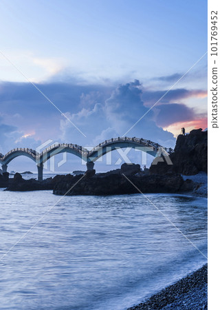 Landscape view of the beautiful eight cross-Sea arch bridge across the pacific ocean coast at Sanxiantai islet (Three Saints Island), East Coast National Scenic Area, Taitung, Taiwan. 101769452