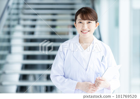 Female doctor 101769520