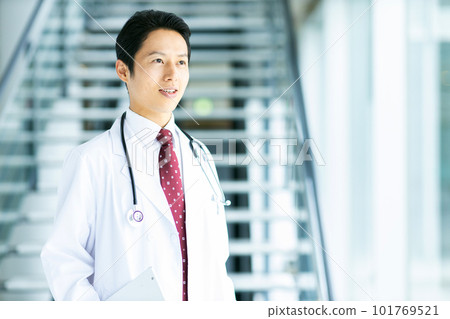 A man wearing a white coat 101769521